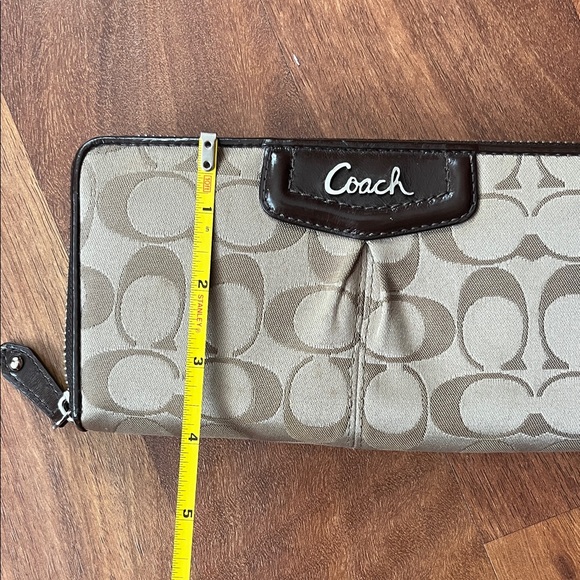 Vintage Coach Beige and Dark Brown Zip Wallet - Picture 16 of 16